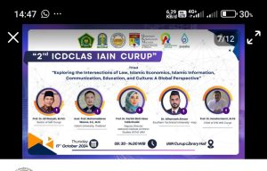 IAIN Curup Sukses Gelar International Conference 2nd ICDCLAS 2024 dan Penandatanganan MoA Internasional Curup – Institut Agama Islam Negeri (IAIN) Curup melalui Program Studi Hukum Ekonomi Syariah sukses menyelenggarakan International Conference: The 2nd International Conference on Dakwah, Communication, and Literature for Advancing Society (ICDCLAS) 2024, yang dirangkaikan dengan penandatanganan nota kesepahaman (MoA) internasional. Kegiatan ini berlangsung pada Kamis, 17 Oktober 2024 di Aula Perpustakaan IAIN Curup. Acara ini menghadirkan kolaborasi akademik antara IAIN Curup dengan tiga perguruan tinggi internasional, yaitu Fatoni University (Thailand), Southern Technical University (Iraq), dan Universitas Kebangsaan Malaysia (Malaysia). Dengan mengusung tema “Mengeksplorasi Persinggungan Hukum, Ekonomi Islam, Komunikasi Informasi Islam, Pendidikan, dan Budaya dalam Skala Global”, konferensi ini menjadi wadah penting untuk memperluas wawasan akademik, memperkuat jejaring internasional, sekaligus membuka peluang kolaborasi penelitian serta publikasi bersama. Ketua Prodi Hukum Ekonomi Syariah IAIN Curup, Dr. Hendrianto, M.A., menyampaikan bahwa konferensi ini merupakan bagian dari komitmen program studi dalam memperkuat kualitas akademik sekaligus memperkenalkan keunggulan IAIN Curup di kancah internasional. Acara ini turut menghadirkan pembicara internasional, antara lain: Prof. Dr. Kartini Aboo Talib Khalid (Universitas Kebangsaan Malaysia), Prof. Mahamadaree Waeno, S.E., M.Si. (Fatoni University, Thailand), Dr. Alhamzah Alnoor (Southern Technical University, Iraq). Selain itu, mahasiswa Prodi Hukum Ekonomi Syariah IAIN Curup juga berperan aktif sebagai pembicara, di antaranya Eyentika Sari, Amrullah, Tri Rahayu, Jajang Wanda Putra, Cindy Ariyani, dan Nanda Wipanda. Melalui kegiatan ini, baik dosen maupun mahasiswa memperoleh kesempatan untuk berdiskusi, berbagi pengalaman, sekaligus memperluas jaringan profesional di tingkat global. Kerja sama internasional ini diharapkan menjadi langkah strategis dalam mendukung pengembangan ilmu pengetahuan, peningkatan kualitas pendidikan tinggi Islam, serta penguatan peran Indonesia dalam wacana global, khususnya di bidang hukum ekonomi syariah.